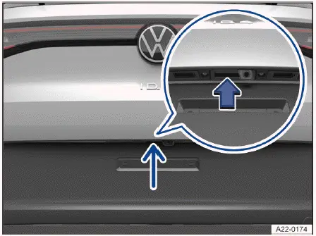 Volkswagen ID.4 - Abb. 1 In der Heckklappe: Taste zum Öffnen der